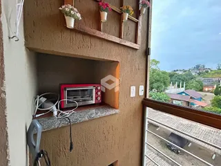 Parede externa com nicho e vista da paisagem da cidade.