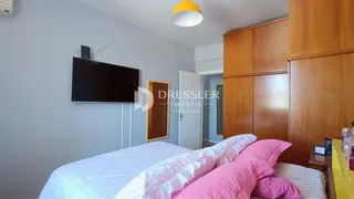 Quarto com cama e armários de madeira.