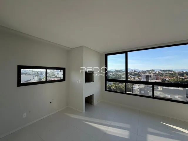 Ambiente interno com grandes janelas que oferecem uma vista da paisagem urbana.