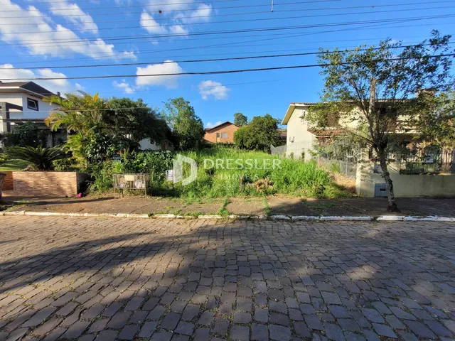 fachada de uma residência em Lajeado, Brasil, com jardim e cerca.