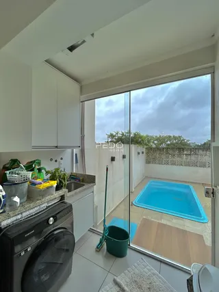 Cozinha com acesso a uma área externa com piscina.