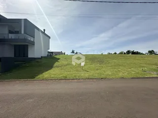 Fachada de uma casa moderna com gramado extenso em Lajeado, Brasil.