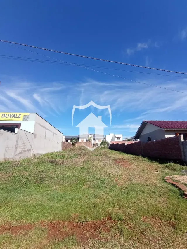 Vista da fachada de uma propriedade em Lajeado, Brasil, com muro de tijolos e gramado.