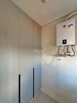 Quarto com armários embutidos e unidade de ar-condicionado na parede.