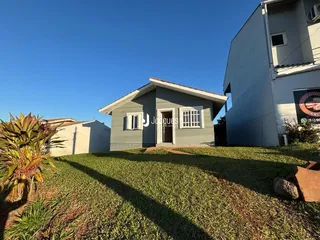 Fachada de uma casa em Lajeado, Brasil, com jardim gramado.