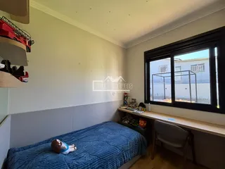 Quarto com janela de grande porte em imóvel no Lajeado.