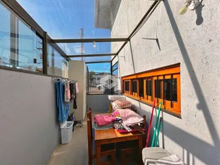 Vista de um ambiente interno com parede e janelas de uma residência.