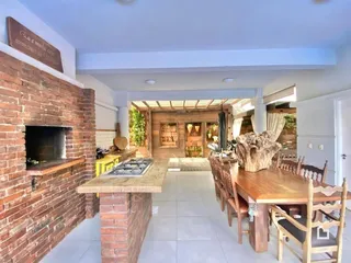 Interior com parede de tijolos e lareira em uma sala de estar.