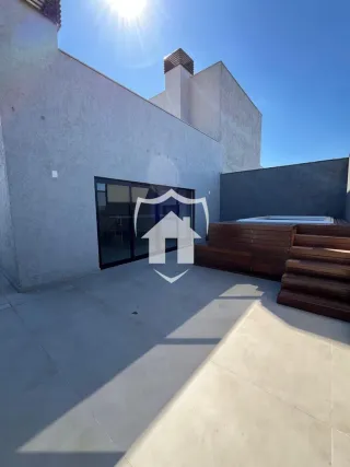 Fachada externa de uma residência em Lajeado, Brasil, com um pátio de concreto e degraus de madeira.