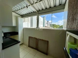 Interior de uma sala com janela de grande porte em Lajeado, Brasil.