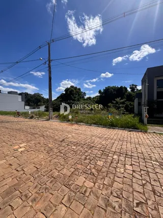 Vista externa de uma área pavimentada em frente a uma residência em Lajeado.
