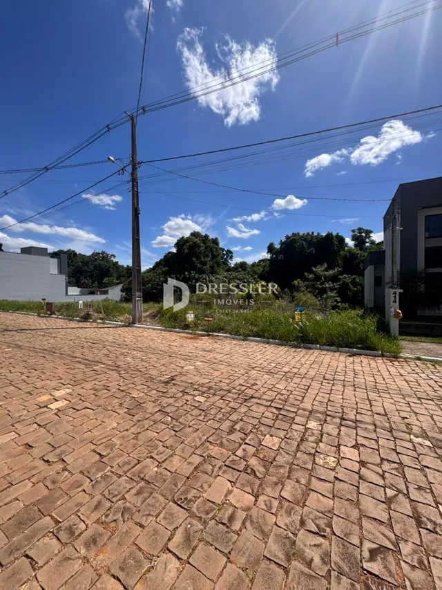 Vista externa de uma área pavimentada em frente a uma residência em Lajeado.