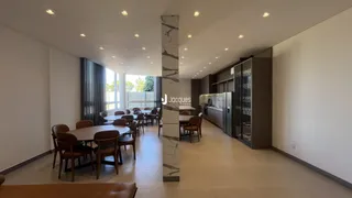 Vista da sala de jantar com mesa e cadeiras em um imóvel.
