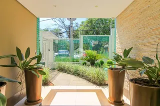 Interior de uma área com vista para o jardim através de portas de vidro.
