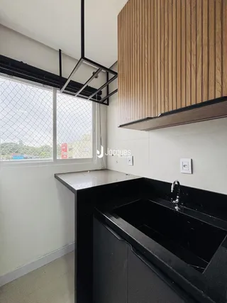 Foto de uma cozinha moderna com armários escuros e bancada preta.