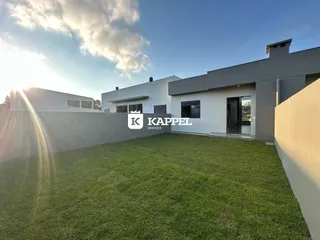 Fachada de uma casa moderna com jardim gramado em Lajeado, Brasil.