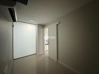 Hall de entrada com piso de cerâmica clara e paredes neutras.
