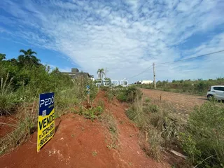 Vista da propriedade em Lajeado, Brasil, mostrando terreno com vegetação e estrada de terra.