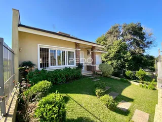 Fachada de uma casa em Lajeado com jardim gramado e cerca.