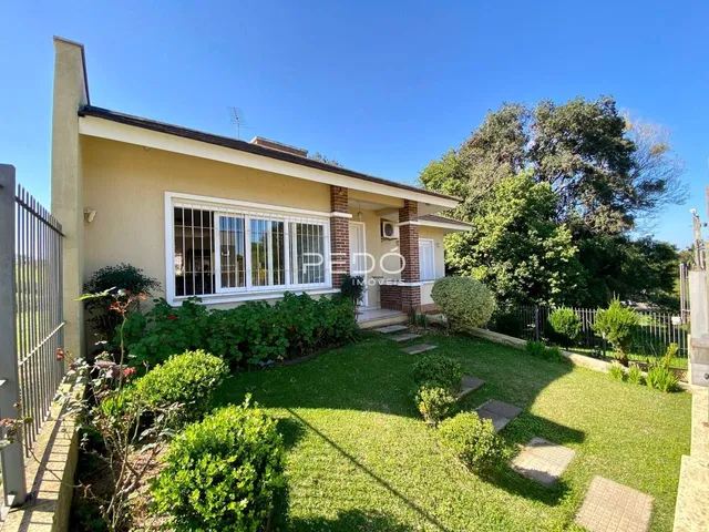 Fachada de uma casa em Lajeado com jardim gramado e cerca.