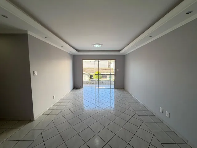 Sala de estar com piso de cerâmica e porta de vidro que dá para o exterior.