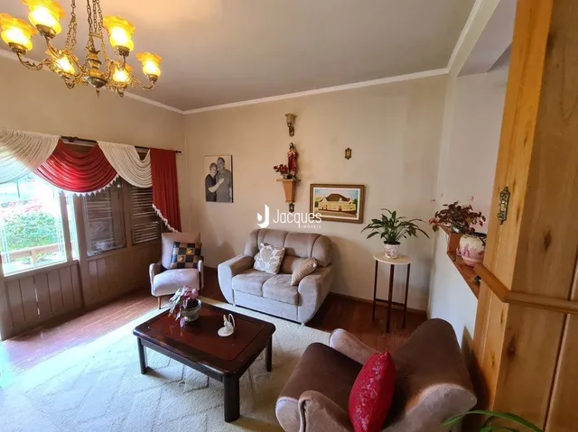 Sala de estar com decoração de madeira e janela no interior de uma residência.