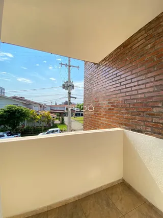 Vista da propriedade com parede de tijolos aparentes.