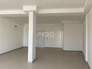 Ambiente interno de uma sala com coluna branca.