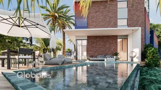 A foto mostra uma piscina e área externa de uma residência em Lajeado.