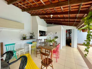 Uma sala de jantar com mesa de madeira e decoração rústica.