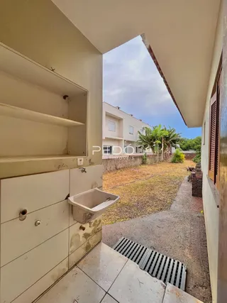 Vista de um corredor interno com passagem para o exterior da propriedade.
