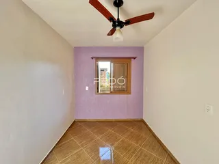 Hall de entrada com piso de cerâmica marrom.