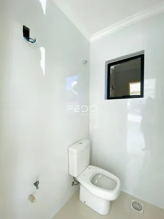 Foto de um banheiro branco com vaso sanitário.
