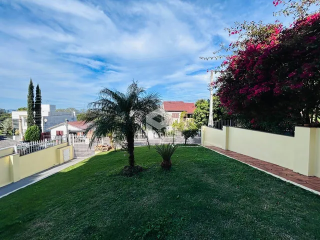 Vista externa do jardim de uma propriedade em Lajeado, Brasil.