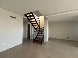 Hall de entrada com escadaria em um apartamento no Brasil.