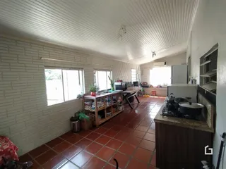 Ambiente interno com paredes de tijolo e piso de cerâmica em uma residência.