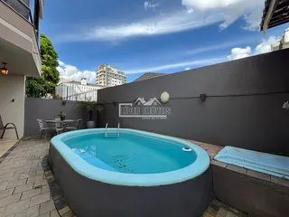 Foto de uma piscina externa em um imóvel no Brasil.