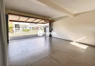 Vista interna de um ambiente com piso de cerâmica e uma área externa cercada por grade.