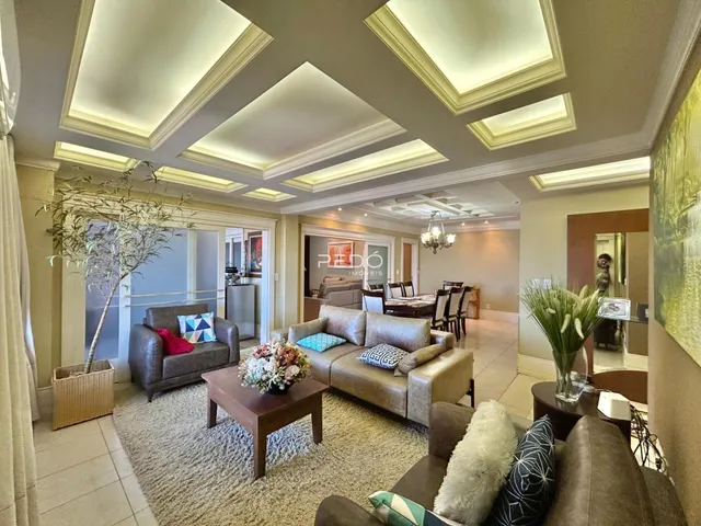 Sala de estar com decoração moderna e teto em caixão.