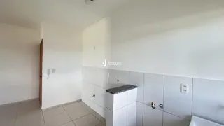 Hall de entrada com armários brancos e piso de cerâmica.
