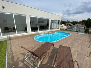 Fachada de uma casa com piscina e deck em Lajeado, Brasil.