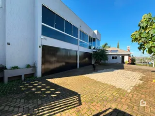 Vista da fachada de uma residência moderna em Lajeado, Brasil.