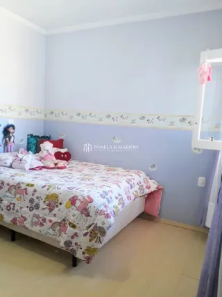 Quarto com cama de casal e paredes em tom de azul claro.