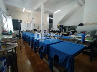 Vista interna de um cômodo com móveis cobertos por tecido azul.