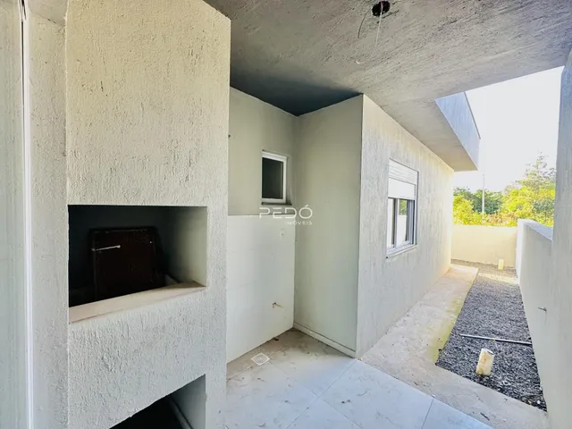 Vista externa de um pátio com paredes de concreto em Lajeado, Brasil.