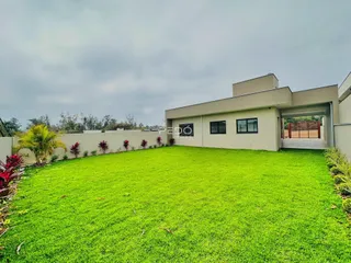 Fachada de uma casa com gramado verde em Lajeado, Brasil.