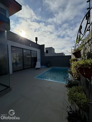 Foto da fachada de uma casa com piscina em Lajeado.