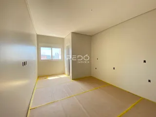 Interior de um cômodo com paredes brancas e piso claro em uma propriedade no Brasil.