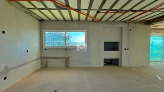 Ambiente interno de uma construção em Lajeado com teto exposto.