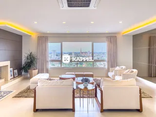 Sala de estar ampla com vista para a cidade e decoração moderna.